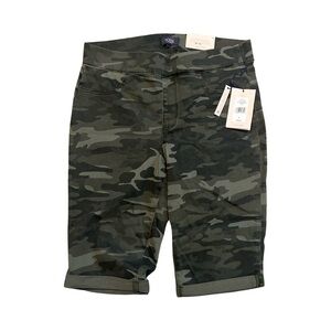 NWT NYJD PULL ON LONG SHORTS CAMO SIZE 8 w/ Lift Tuck Technology